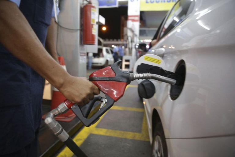 Após isenção de impostos federais, 18 estados e DF aumentam ICMS sobre o diesel