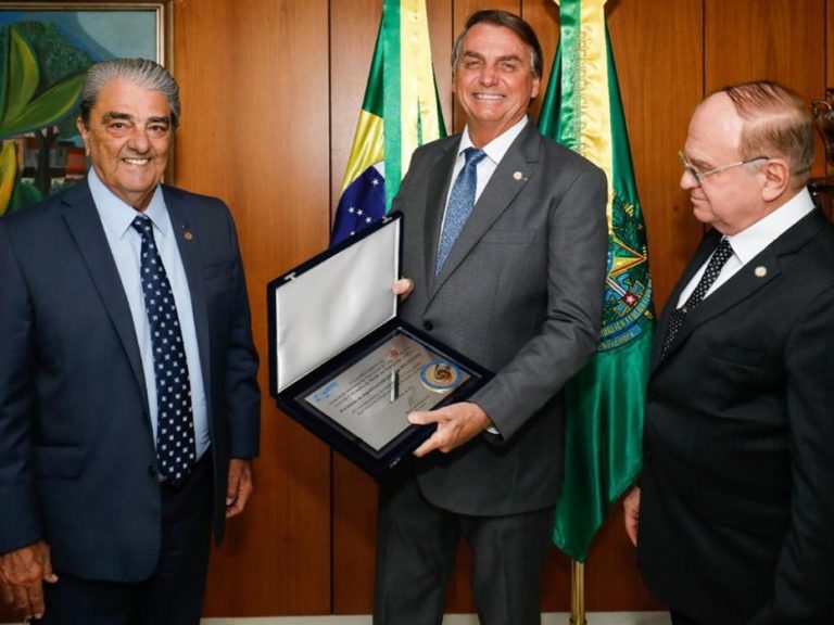 Presidente Francisco Pelucio entrega Medalha de Mérito do Transporte NTC para presidente Jair Bolsonaro, em Brasília