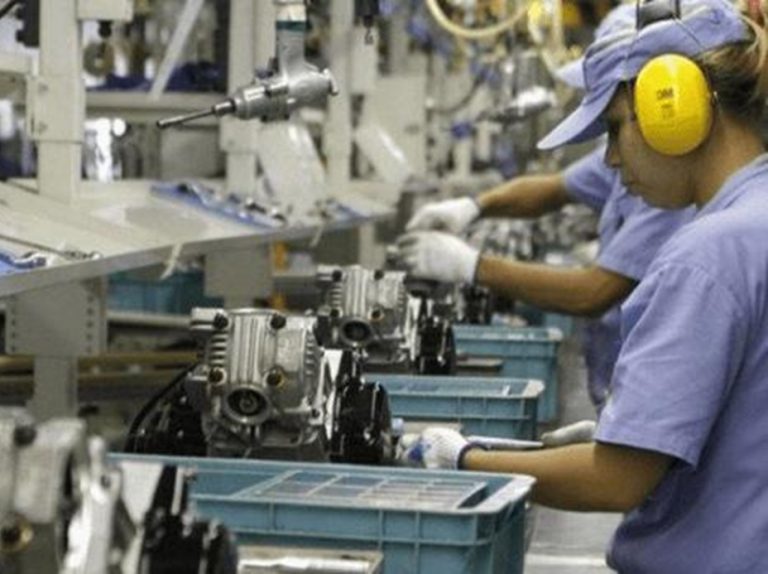 Em um ano, indústria brasileira cresceu 4,9%, diz IBGE