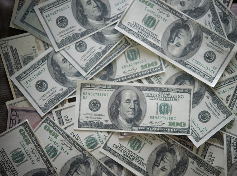 Leia mais sobre o artigo Dólar desacelera com reforma tributária e fecha a R$ 5,18