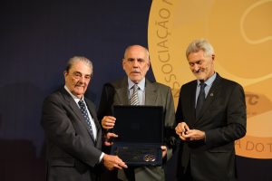 Leia mais sobre o artigo Presidente do SINDIPESA, Julio Eduardo Simões é agraciado com a Medalha de Mérito do Transporte NTC