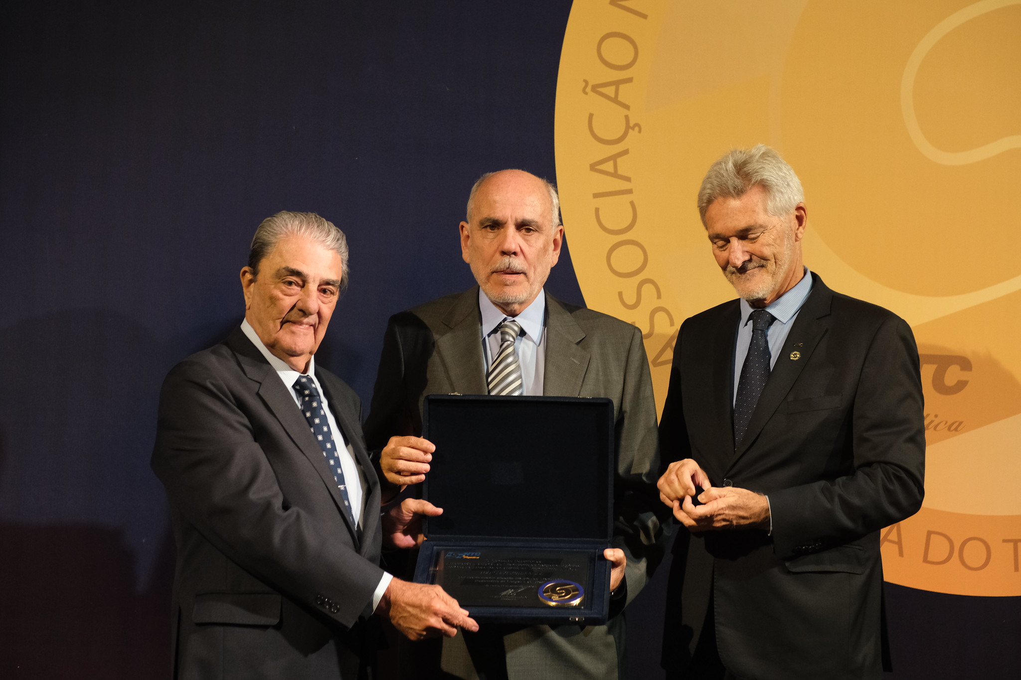 No momento você está vendo Presidente do SINDIPESA, Julio Eduardo Simões é agraciado com a Medalha de Mérito do Transporte NTC