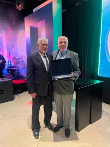 Leia mais sobre o artigo À frente da Locar, Julio Eduardo Simões recebe Medalha de Mérito do Transporte NTC