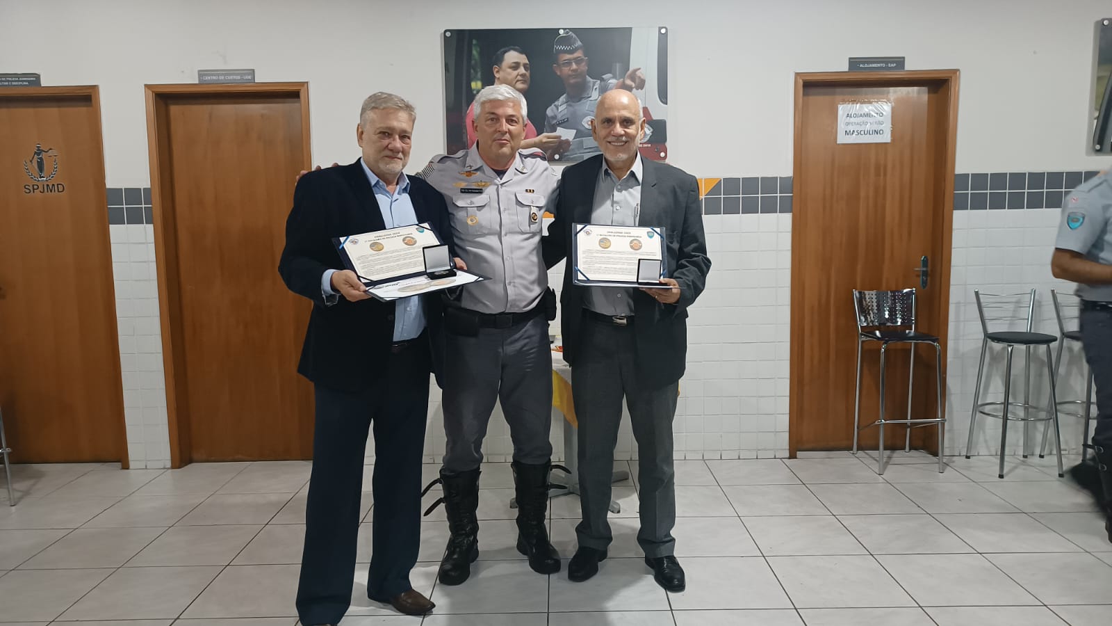 Leia mais sobre o artigo Julio Eduardo Simões recebe Challenge Coin de Honra ao Mérito do 1º Batalhão de Polícia Rodoviária
