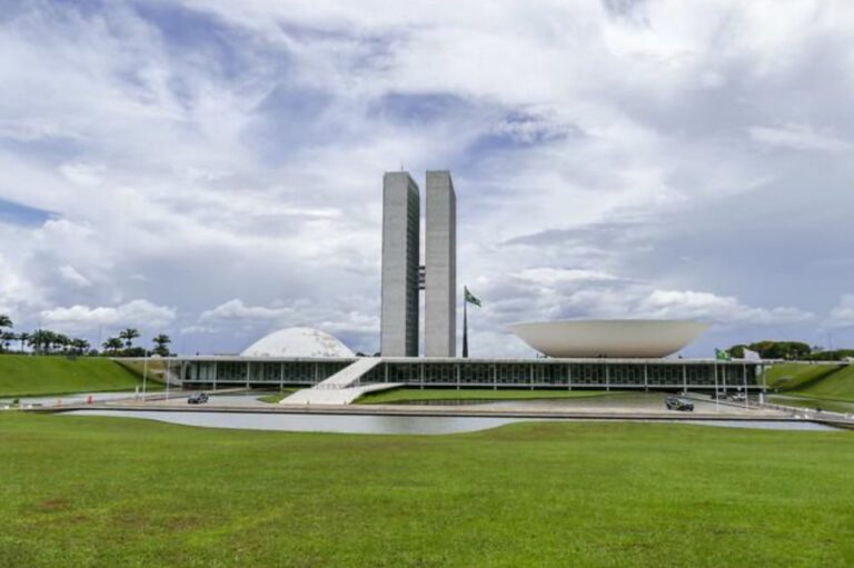 Leia mais sobre o artigo Senado realiza audiência pública para debater fiscalização do tempo de direção e descanso dos motoristas profissionais