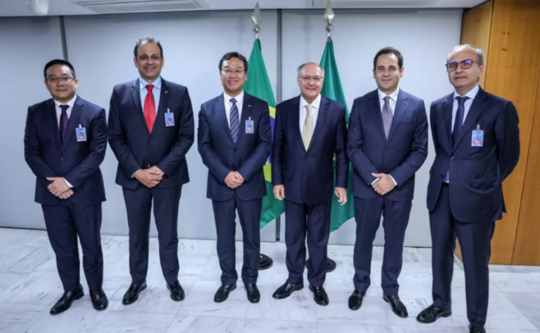 Leia mais sobre o artigo Alckmin recebe executivos e destaca investimento de US$ 1,2 bi em fábrica de pneus