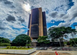 Leia mais sobre o artigo Economistas mantêm previsão da Selic para 15% neste ano, mas reduzem a de 2026 para 12,38%