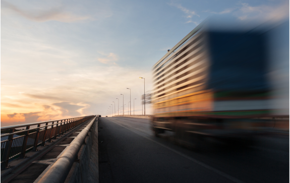 Leia mais sobre o artigo Lei de velocidade máxima nas rodovias redefine padrões e alerta motoristas em todo o Brasil