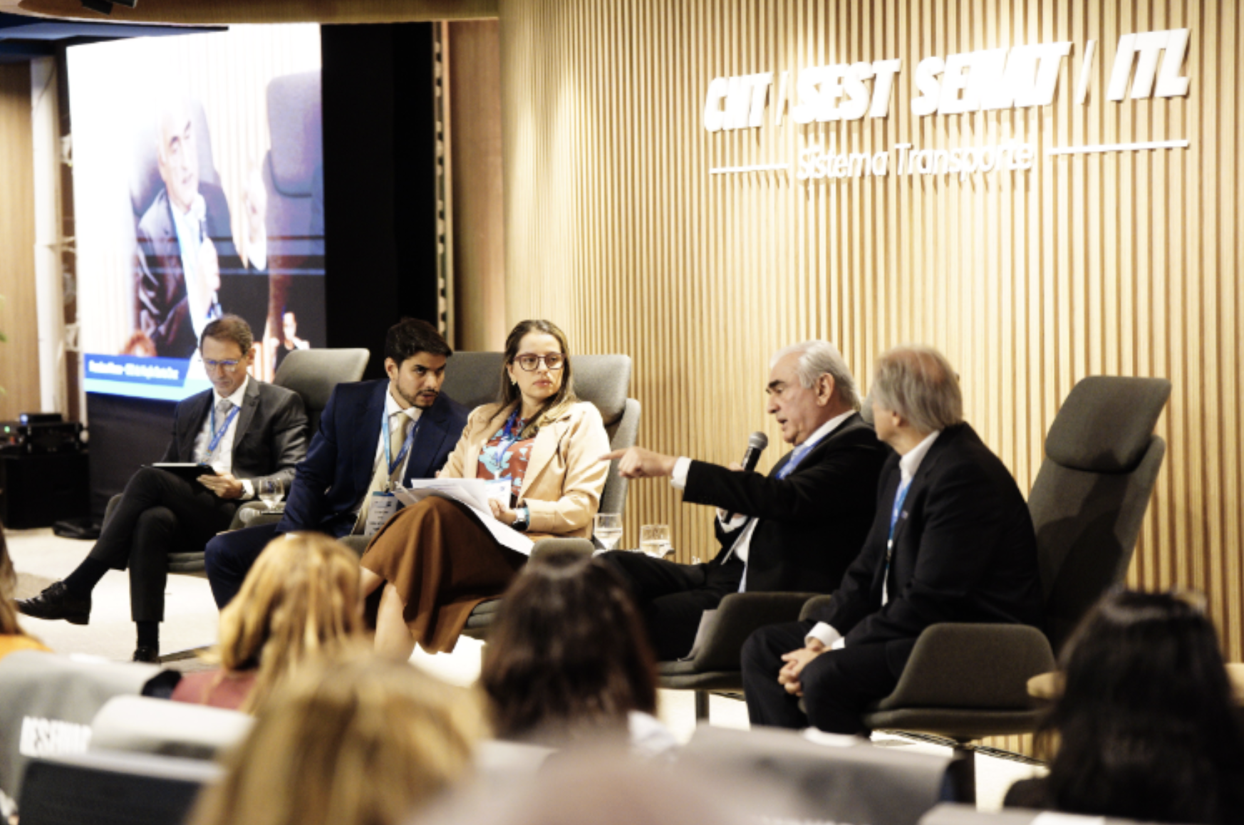 No momento, você está visualizando Inovação e cooperação impulsionam a descarbonização do transporte