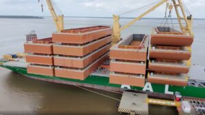 Leia mais sobre o artigo Brasil realiza a primeira operação de embarque de barcaças empilhadas transversalmente na América do Sul, a bordo de um navio de carga pesada