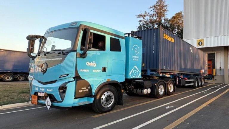 Leia mais sobre o artigo Caminhão elétrico roda 250 km de Santos a Paulínia com container de 27 toneladas
