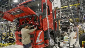 Leia mais sobre o artigo Produção de caminhões recua 16,7% até setembro e acende alerta na Anfavea
