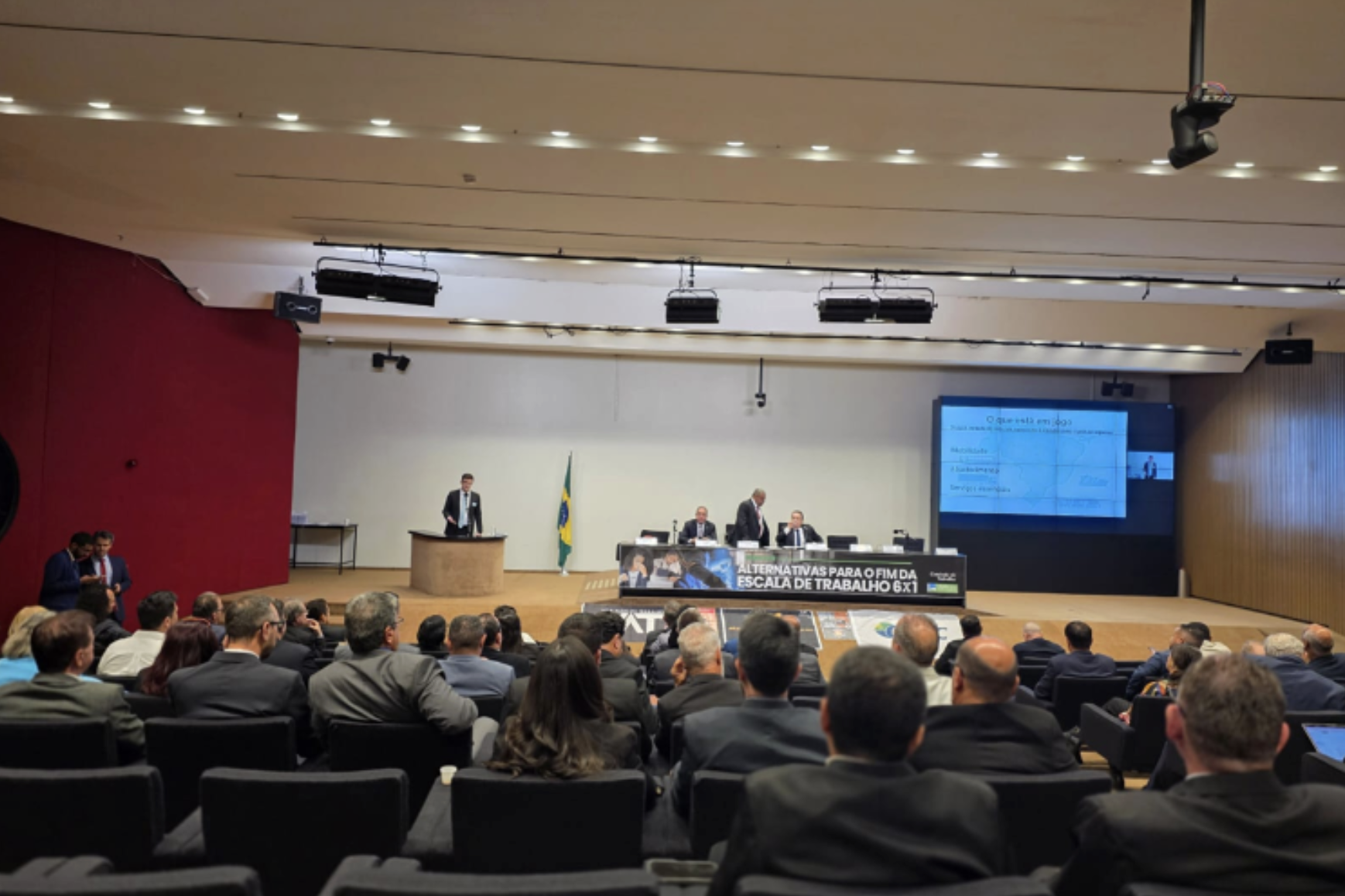 No momento, você está visualizando CNT alerta para risco de falta de profissionais no transporte em debate sobre jornada 6×1 na Câmara