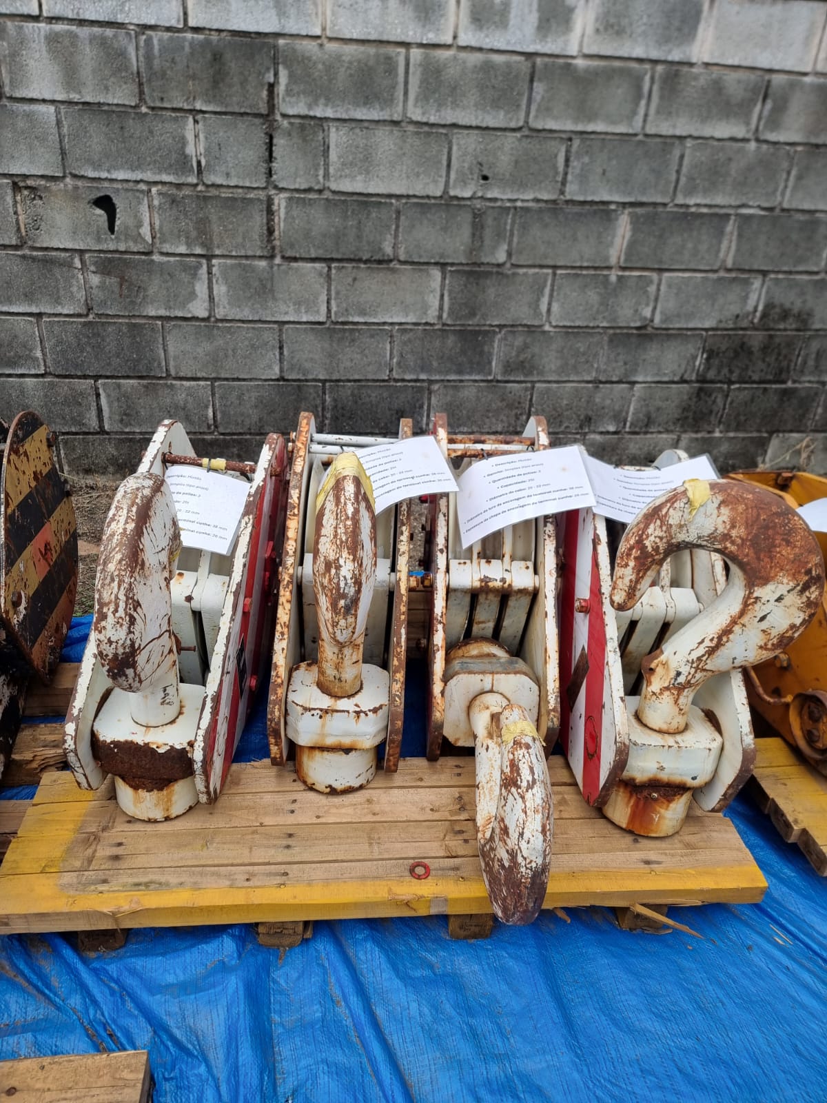 No momento, você está visualizando À VENDA: MOITÕES DE 3 POLIAS 25 t