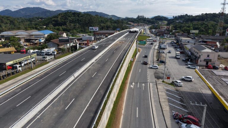 Leia mais sobre o artigo Rodovias federais problemáticas de SC serão leiloadas por R$ 6,45 bilhões