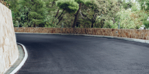 Leia mais sobre o artigo Substituto do asfalto tradicional chega ao Brasil para aguentar caminhões pesados e durar mais