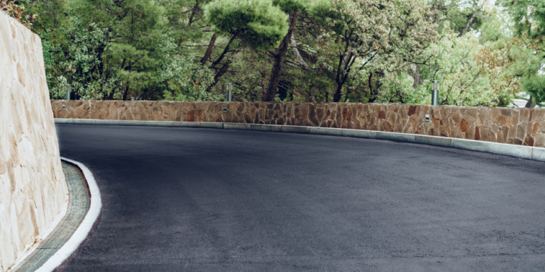 Leia mais sobre o artigo Substituto do asfalto tradicional chega ao Brasil para aguentar caminhões pesados e durar mais