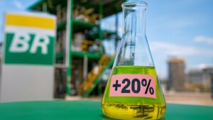 Leia mais sobre o artigo Diesel-R: Petrobras anuncia novo diesel coprocessado com 20% de conteúdo renovável compatível com frota atual e voltado à redução de emissões no Brasil