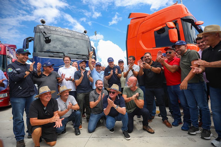 Leia mais sobre o artigo Na Boleia do Brasil: na Via Dutra, Renan Filho anuncia primeiro serviço de saúde voltado a caminhoneiros