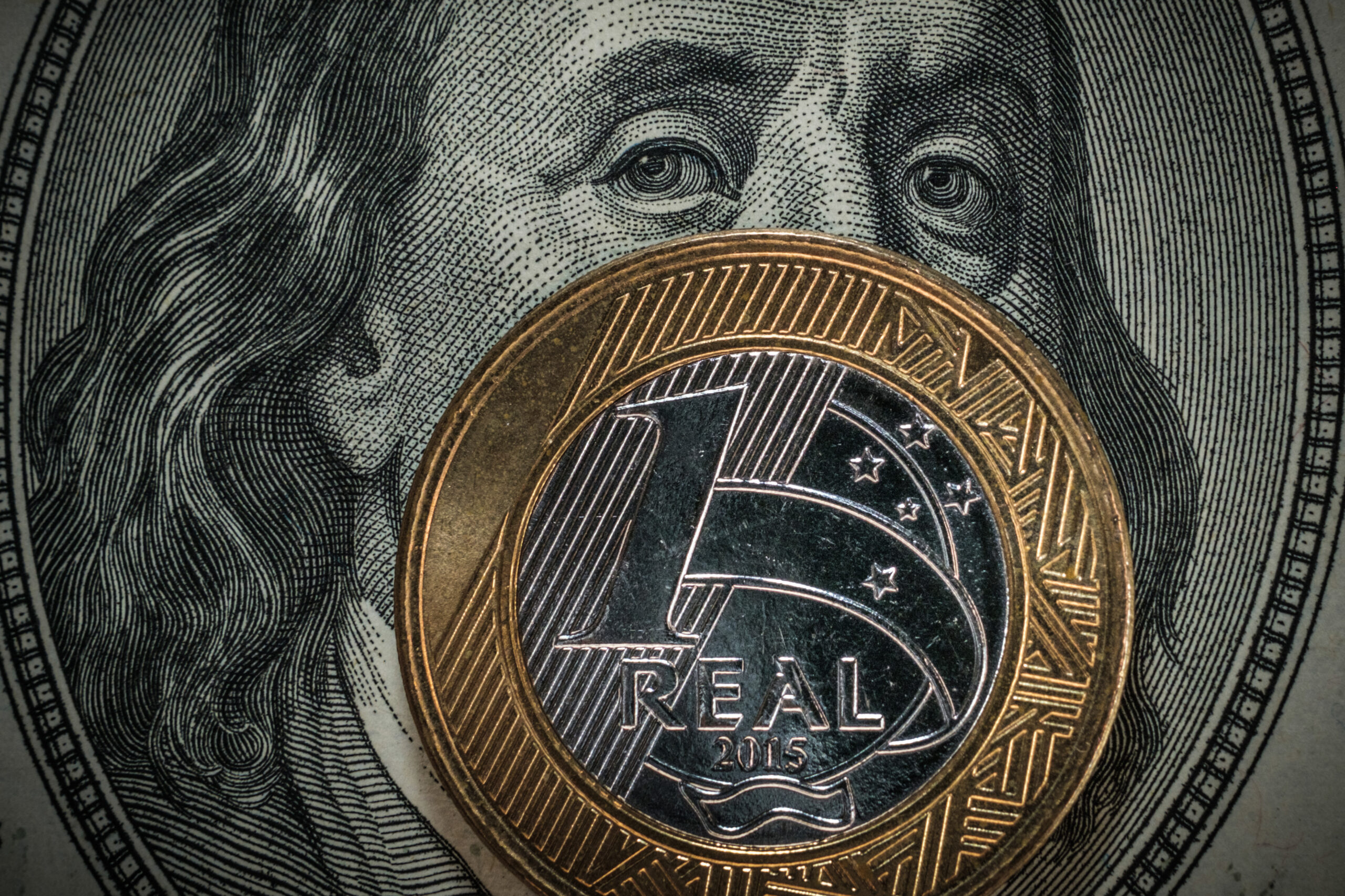 No momento, você está visualizando Inflação baixa, dólar em queda e alta na Bolsa: economia começa semana com dados positivos