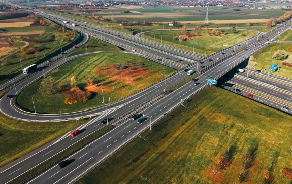 No momento, você está visualizando Infraestrutura de transporte tem orçamento ampliado em 2026, mas execução segue como desafio, aponta boletim econômico da CNT