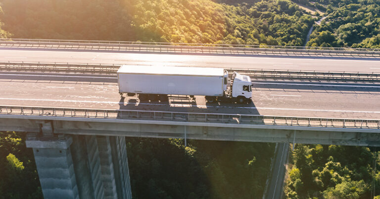 Leia mais sobre o artigo Transporte de cargas recua em dezembro e fecha 2025 com alta acumulada de 1,5%