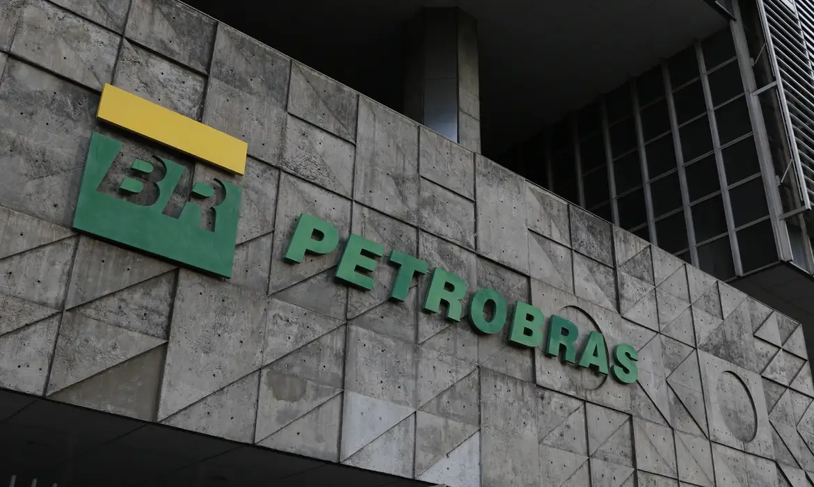 No momento, você está visualizando Petrobras suspende leilões de diesel e gasolina com entrega para abril