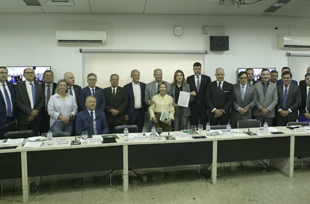 No momento, você está visualizando Manifesto apoiado pelo SINDIPESA sobre jornada de trabalho é entregue no Senado pela CNT