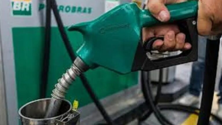 No momento, você está visualizando Lula zera PIS/Cofins sobre diesel para conter alta do preço