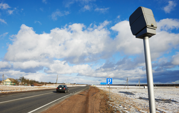 Leia mais sobre o artigo Comissão aprova proibição de radares de trânsito escondidos, inclusive os portáteis