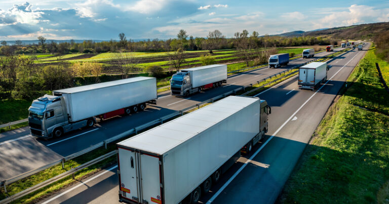 Leia mais sobre o artigo Transporte de cargas puxa crescimento do setor em fevereiro, revela IBGE