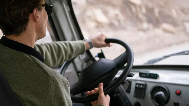 Leia mais sobre o artigo Transporte de cargas mira Geração Z para reduzir falta de motoristas