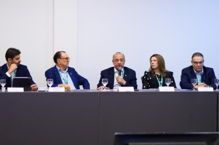 Leia mais sobre o artigo Escala 6×1 e seus impactos para o transporte pautam reunião da CNT em Manaus