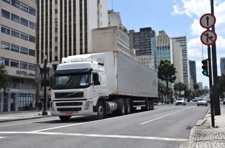 Leia mais sobre o artigo Restrições urbanas elevam os custos do transporte de cargas