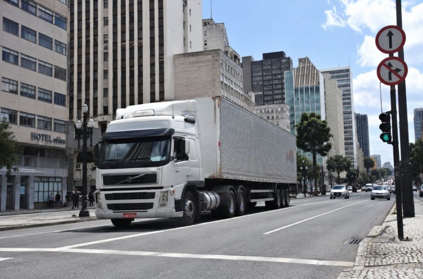 No momento, você está visualizando Restrições urbanas elevam os custos do transporte de cargas