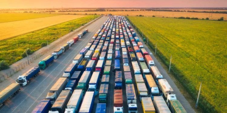 No momento, você está visualizando Transporte de cargas responde por 12,2% da receita dos serviços no país