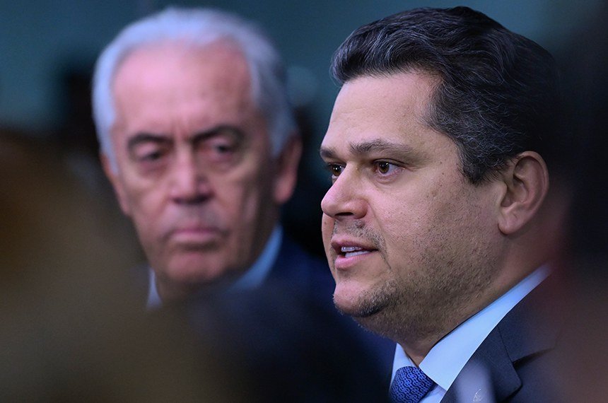 No momento, você está visualizando PECs do fim da escala 6×1 e da segurança pública chegam à CCJ do Senado