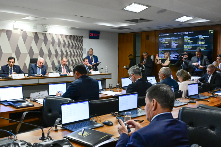 No momento, você está visualizando PEC do fim da escala 6×1 passa pela CCJ e aguarda votação no Plenário