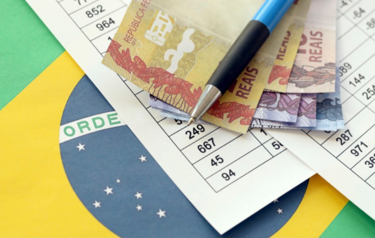 No momento, você está visualizando Mercado reduz projeção da Selic para 13,50%