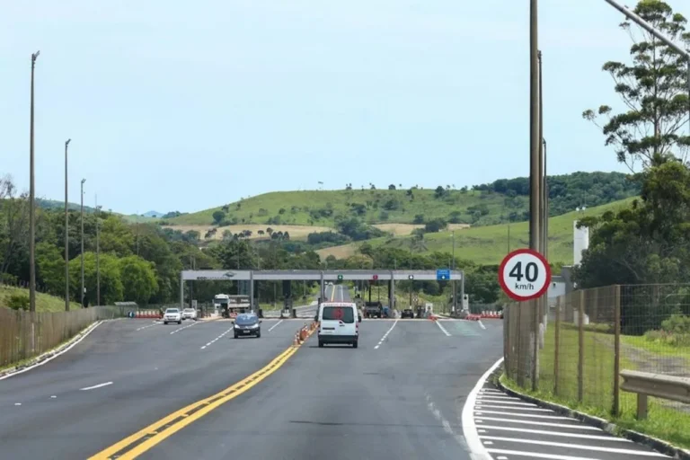 Leia mais sobre o artigo Fluxo em rodovias pedagiadas cresce 2,6% em agosto, diz ABCR